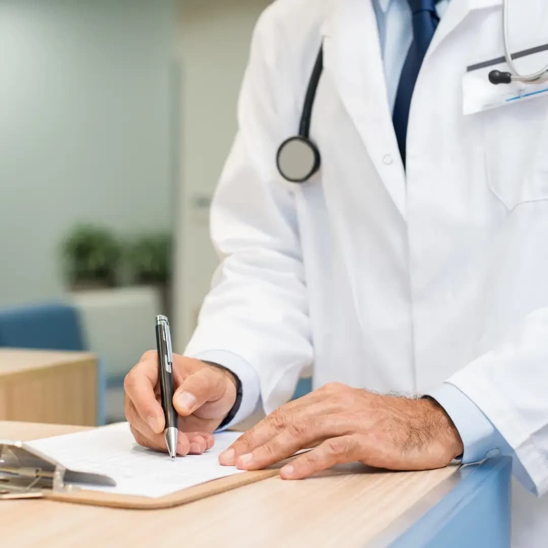Salud Ocupacional en Ecuador 2026: Guía de Exámenes Médicos (EMO), Normativa FEMO y Multas
