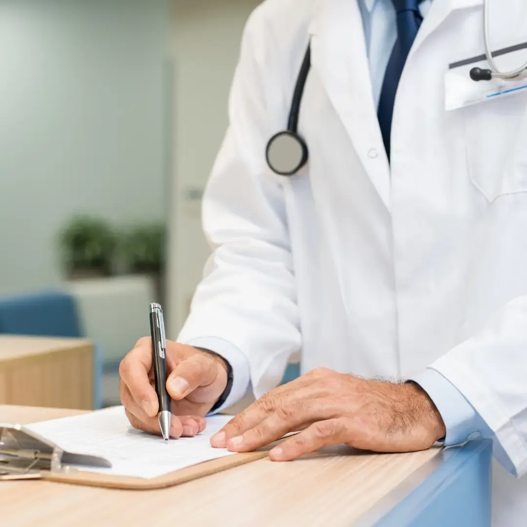 Salud Ocupacional en Ecuador 2026: Guía de Exámenes Médicos (EMO), Normativa FEMO y Multas