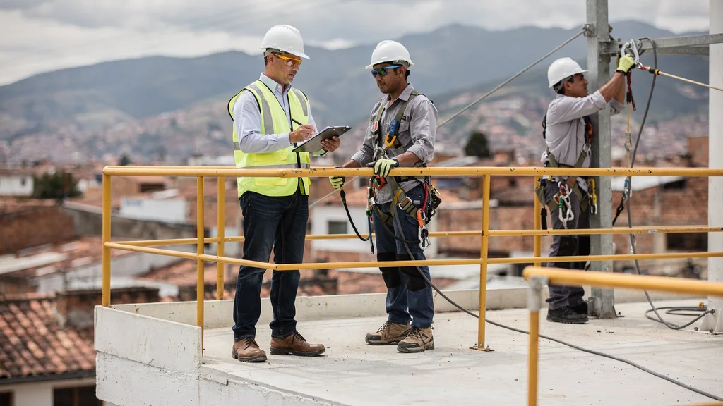 Trabajos en Altura en Ecuador: Normativa, EPP Obligatorio y Permiso de Trabajo 2026